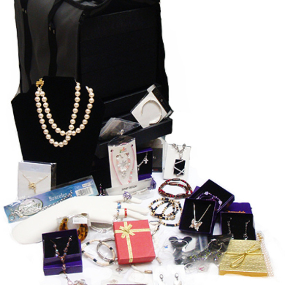 Meet Designer Place Posher Jewelry is Gift Boxe - Picture 1 of 8